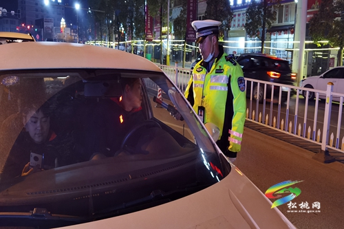 松桃交警：夜查酒駕不放松 筑牢兩會(huì)安全網(wǎng)