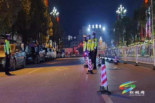 松桃交警：夜查酒駕不放松 筑牢兩會(huì)安全網(wǎng)