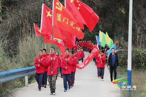 植樹(shù)節(jié)這天的“紅領(lǐng)巾們”