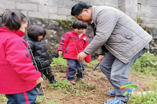 植樹(shù)節(jié)這天的“紅領(lǐng)巾們”