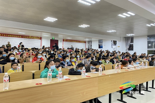 松桃第四幼兒園舉辦春季常見傳染病預(yù)防知識及意外傷害處理辦法專項(xiàng)培訓(xùn)