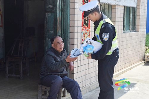 松桃交警大隊開展交通安全知識進家庭宣傳教育活動
