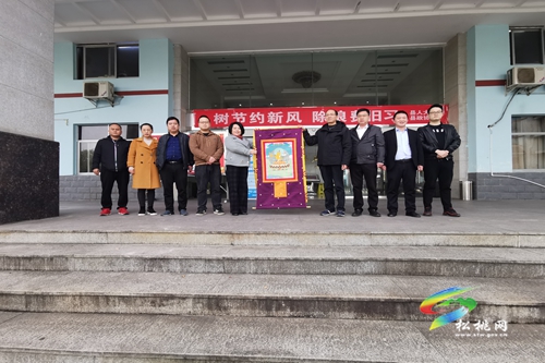縣政協(xié)向縣檔案館捐贈西藏唐卡