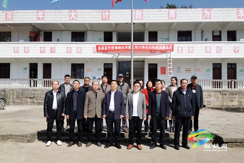 縣委宣傳部、縣委教育工委到土屯小學(xué)開展捐贈(zèng)活動(dòng)