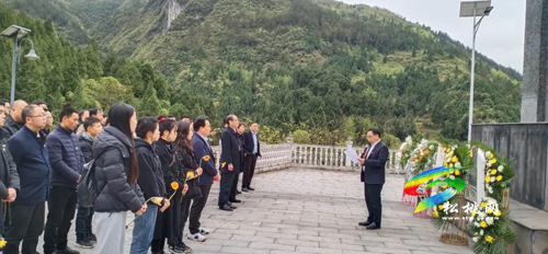 縣政協(xié)機(jī)關(guān)黨支部、石梁鄉(xiāng)政府機(jī)關(guān)黨支部聯(lián)合開展革命傳統(tǒng)教育活動(dòng)