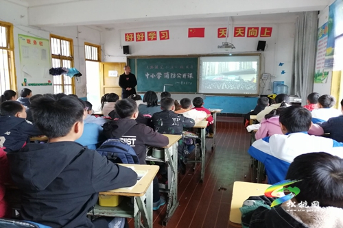 大路鎮(zhèn)完小組織收看“全國(guó)中小學(xué)消防公開(kāi)課”