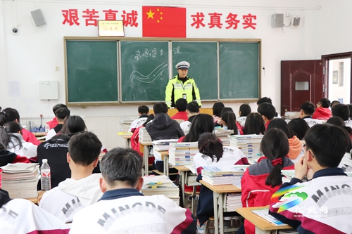 松桃交警大隊開展交通安全進校園主題宣傳活動