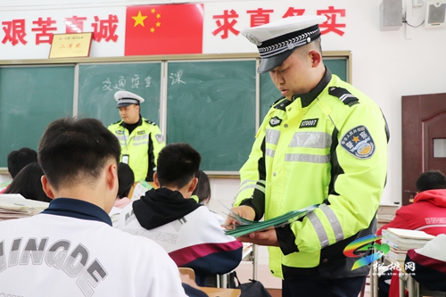 松桃交警大隊開展交通安全進校園主題宣傳活動