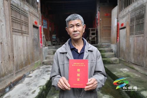 松桃:群眾喜得“股權(quán)證” 產(chǎn)業(yè)振興民生旺