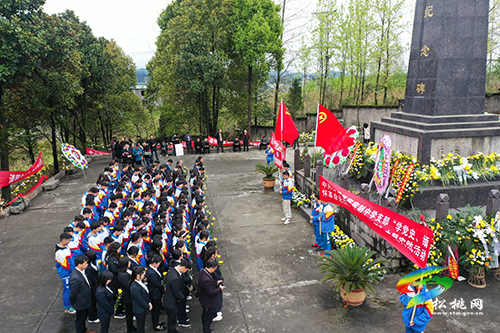 【奮斗百年路 啟航新征程】​松桃“三走進(jìn)”點(diǎn)燃青少年學(xué)生黨史學(xué)習(xí)教育的激情