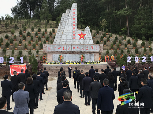 【奮斗百年路 啟航新征程】 ​松桃紀委監(jiān)委到困牛山戰(zhàn)斗遺址開展黨史學習教育