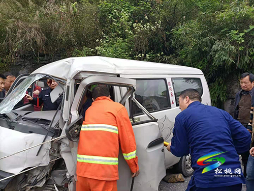 兩車(chē)相撞駕駛員被困 寨英專(zhuān)職隊(duì)趕赴現(xiàn)場(chǎng)進(jìn)行救援