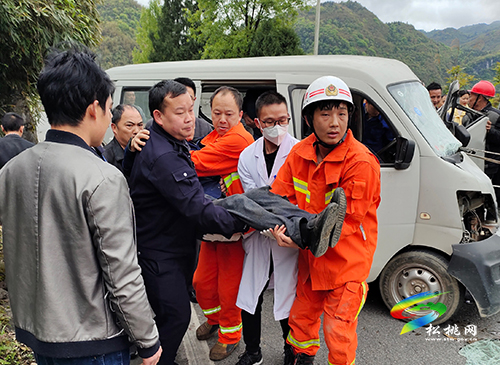 兩車(chē)相撞駕駛員被困 寨英專(zhuān)職隊(duì)趕赴現(xiàn)場(chǎng)進(jìn)行救援