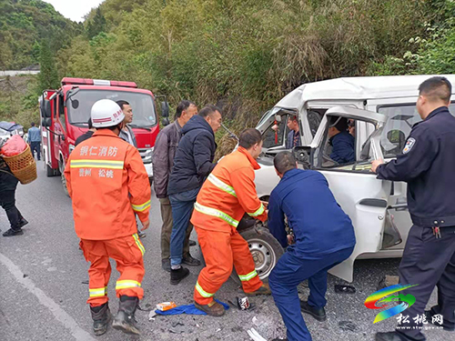 兩車(chē)相撞駕駛員被困 寨英專(zhuān)職隊(duì)趕赴現(xiàn)場(chǎng)進(jìn)行救援