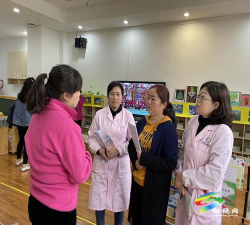 銅仁市學前教育評估專家來松桃實驗幼兒園進行省級示范幼兒園復查與評估前視導