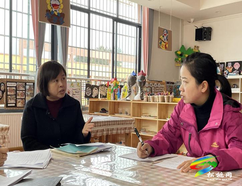 銅仁市學前教育評估專家來松桃實驗幼兒園進行省級示范幼兒園復查與評估前視導
