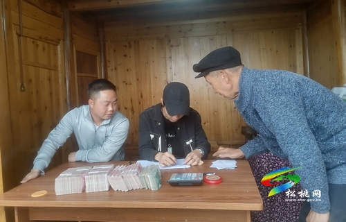 普覺鎮(zhèn)梁洪村發(fā)放花椒產(chǎn)業(yè)勞務費38萬余元