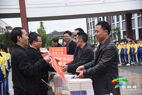 松桃開展“全民閱讀·書香松桃”進校園活動