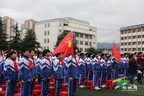 松桃第二中學舉行少先隊員離隊入團儀式