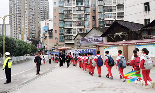 松桃第一完?。号摹奥逢牎弊o學(xué)生整齊省時又安全