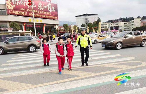 松桃交警大隊(duì)開展“護(hù)學(xué)崗”守平安