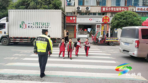 松桃交警大隊(duì)開展“護(hù)學(xué)崗”守平安