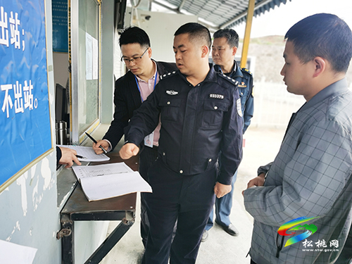 ​松桃交警大隊進入“兩客一?！逼髽I(yè)開展“五一”節(jié)前交通安全大檢查