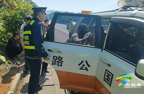 ​假日回鄉(xiāng)探親高速遇故障　路政及時救援家人重團(tuán)聚