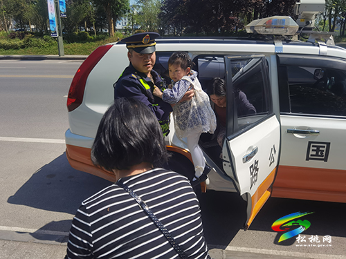 ​假日回鄉(xiāng)探親高速遇故障　路政及時救援家人重團(tuán)聚