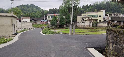 普覺鎮(zhèn)：鋪油路　贏點贊