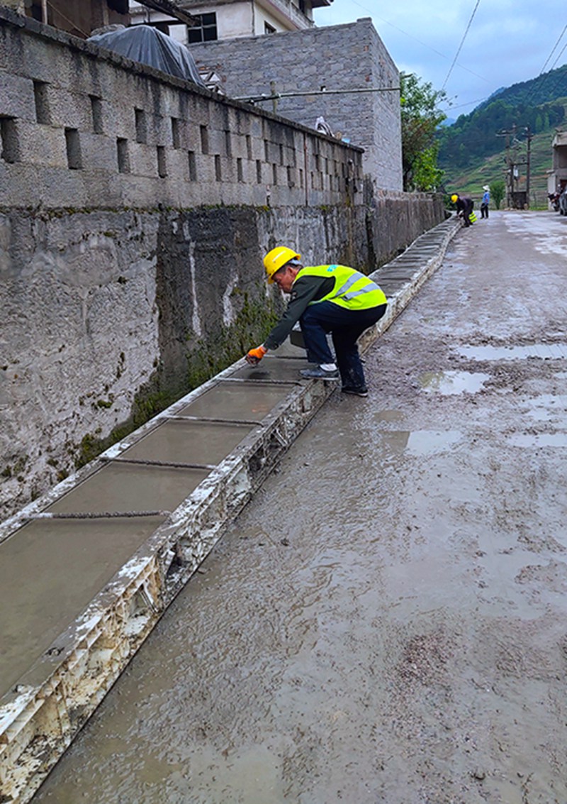 普覺鎮(zhèn)：鋪油路　贏點贊