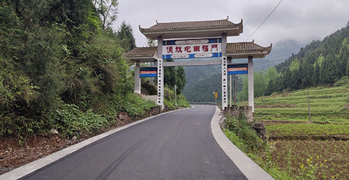 普覺鎮(zhèn):鋪油路 贏點贊