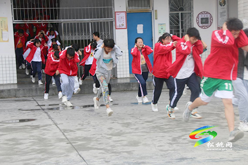 普覺(jué)鎮(zhèn)中學(xué)舉行防震減災(zāi)應(yīng)急疏散演練活動(dòng)
