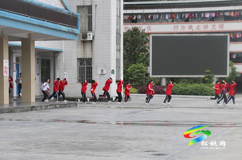 普覺(jué)鎮(zhèn)中學(xué)舉行防震減災(zāi)應(yīng)急疏散演練活動(dòng)