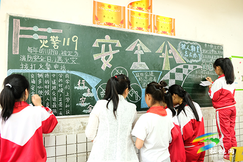 【奮斗百年路 啟航新征程】​“我為群眾辦實事”大手牽小手安全伴我行