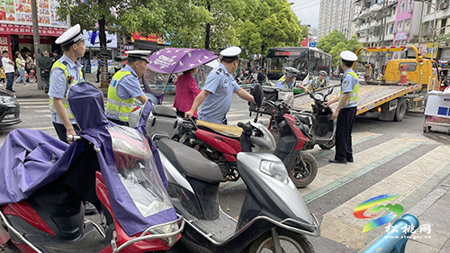 縣交警大隊：集中整治城區(qū)摩托車亂停亂放行為