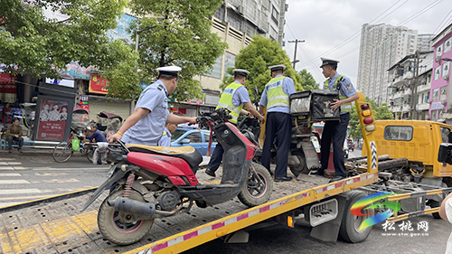 縣交警大隊：集中整治城區(qū)摩托車亂停亂放行為