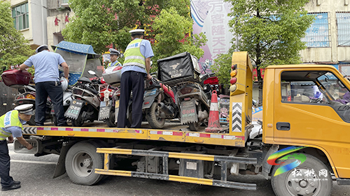 縣交警大隊：集中整治城區(qū)摩托車亂停亂放行為