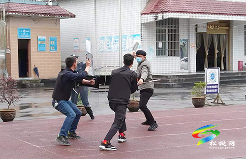 ​大路鎮(zhèn)完小開展校園防暴恐演練活動(dòng)