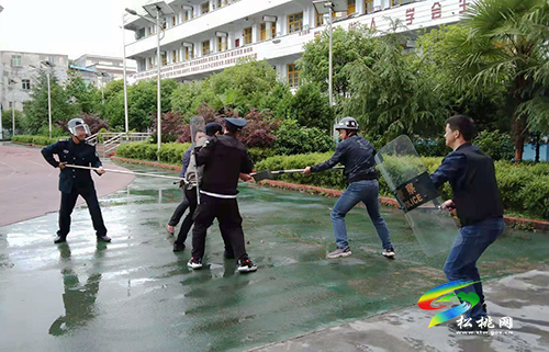 ​大路鎮(zhèn)完小開展校園防暴恐演練活動(dòng)