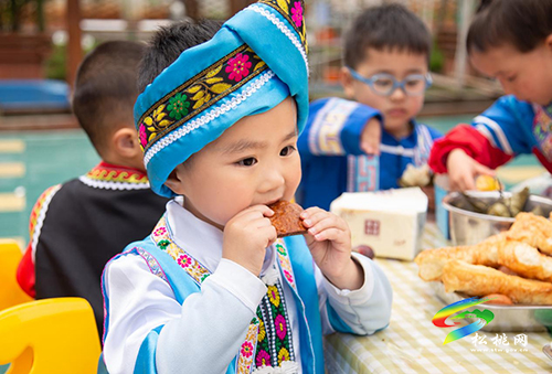 ​松桃第二幼兒園舉行“多彩四月八.濃濃民族情”主題活動(dòng)