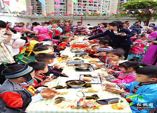 ​松桃第二幼兒園舉行“多彩四月八.濃濃民族情”主題活動(dòng)