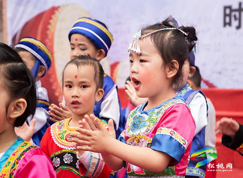 ​松桃第二幼兒園舉行“多彩四月八.濃濃民族情”主題活動(dòng)