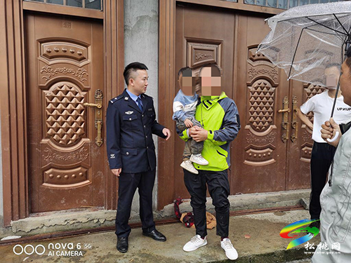 ​松桃：3歲男童貪玩走失 暖心民警冒雨找回