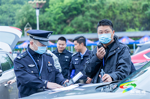 ​歡慶背后的堅守——松桃公安全力護航苗族四月八