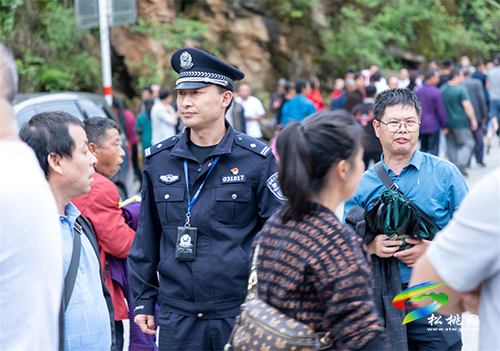 ​歡慶背后的堅守——松桃公安全力護航苗族四月八