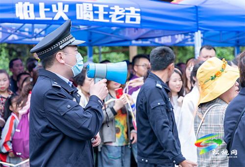 ​歡慶背后的堅守——松桃公安全力護航苗族四月八
