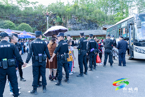 ​歡慶背后的堅守——松桃公安全力護航苗族四月八