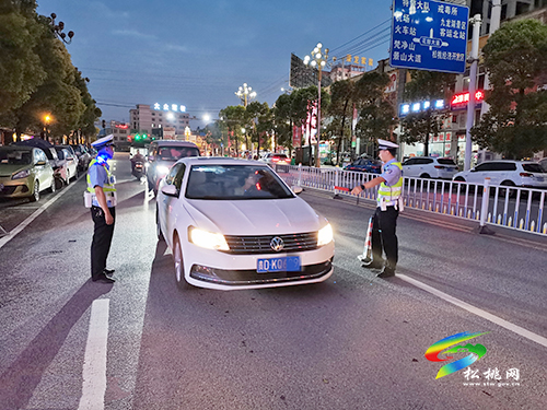 ​松桃交警大隊持續(xù)開展夜查統(tǒng)一行動