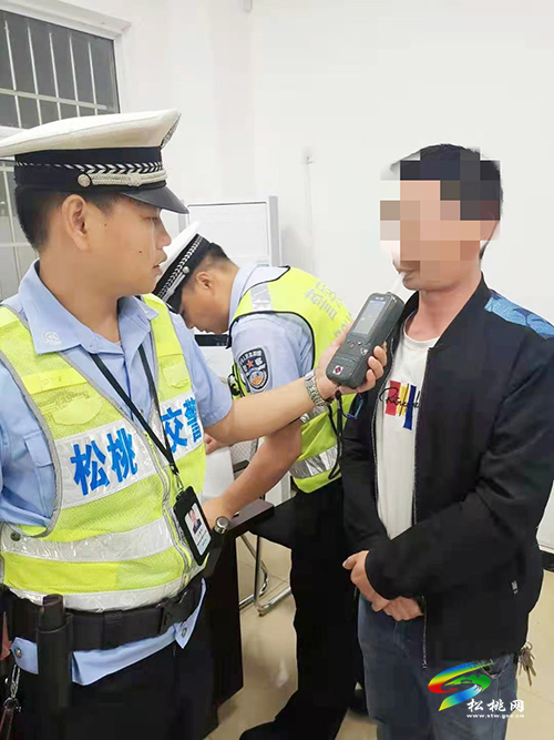 ​松桃交警大隊持續(xù)開展夜查統(tǒng)一行動